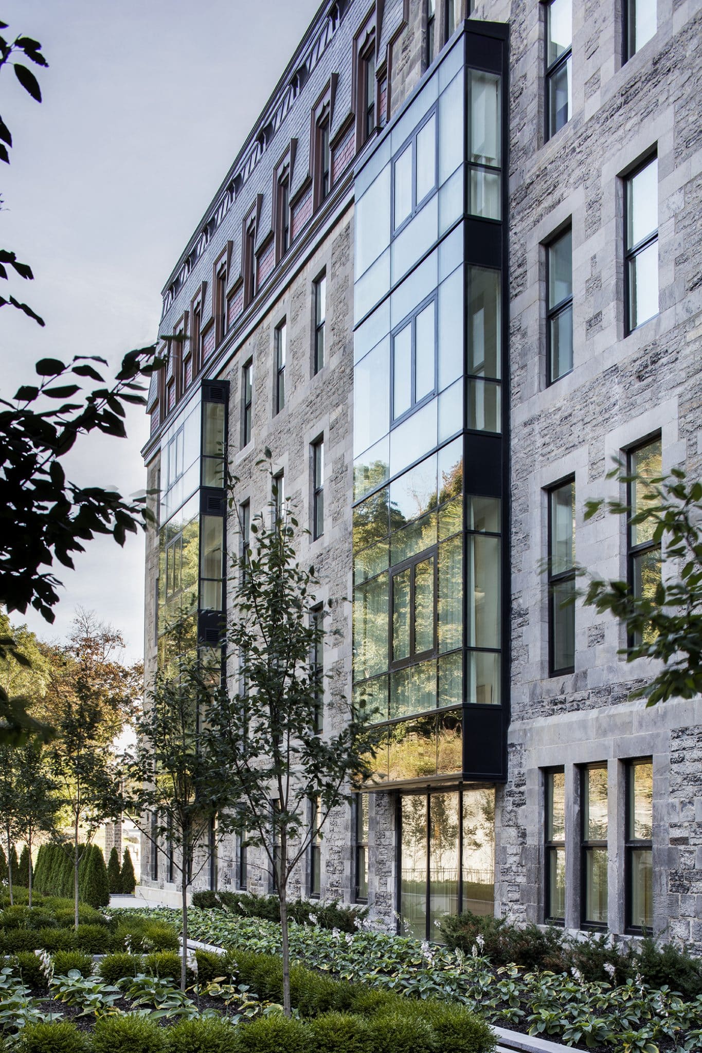 3-M-sur-la-Montagne-Montreal-Lemay-Architecture-Design-Credit-Adrien-Williams-side-garden