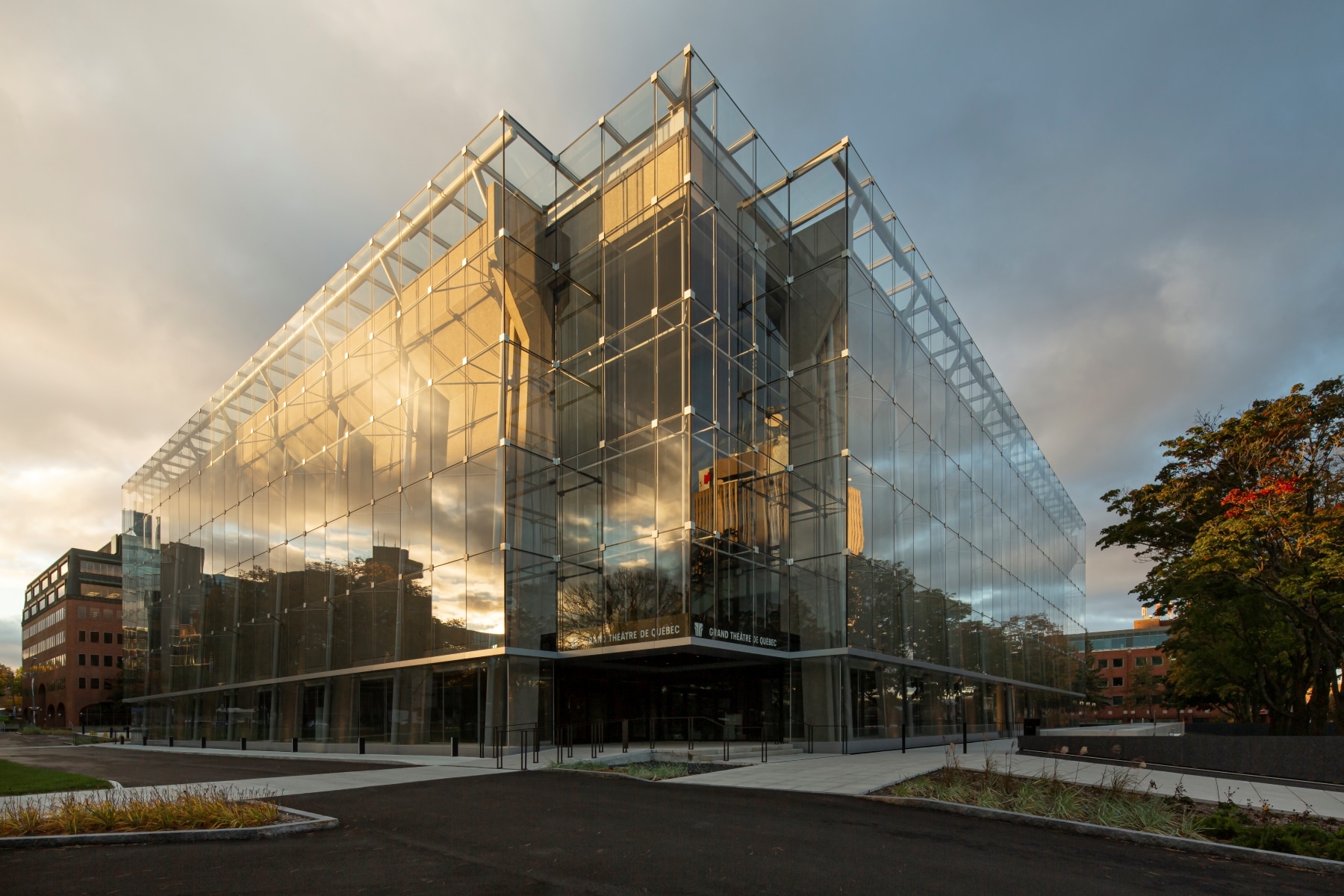 grand-theatre-quebec-lemay-atelier-21-architecture-conservation-credit-stephanegroleau-corner-facade-glass-wall-structure-07