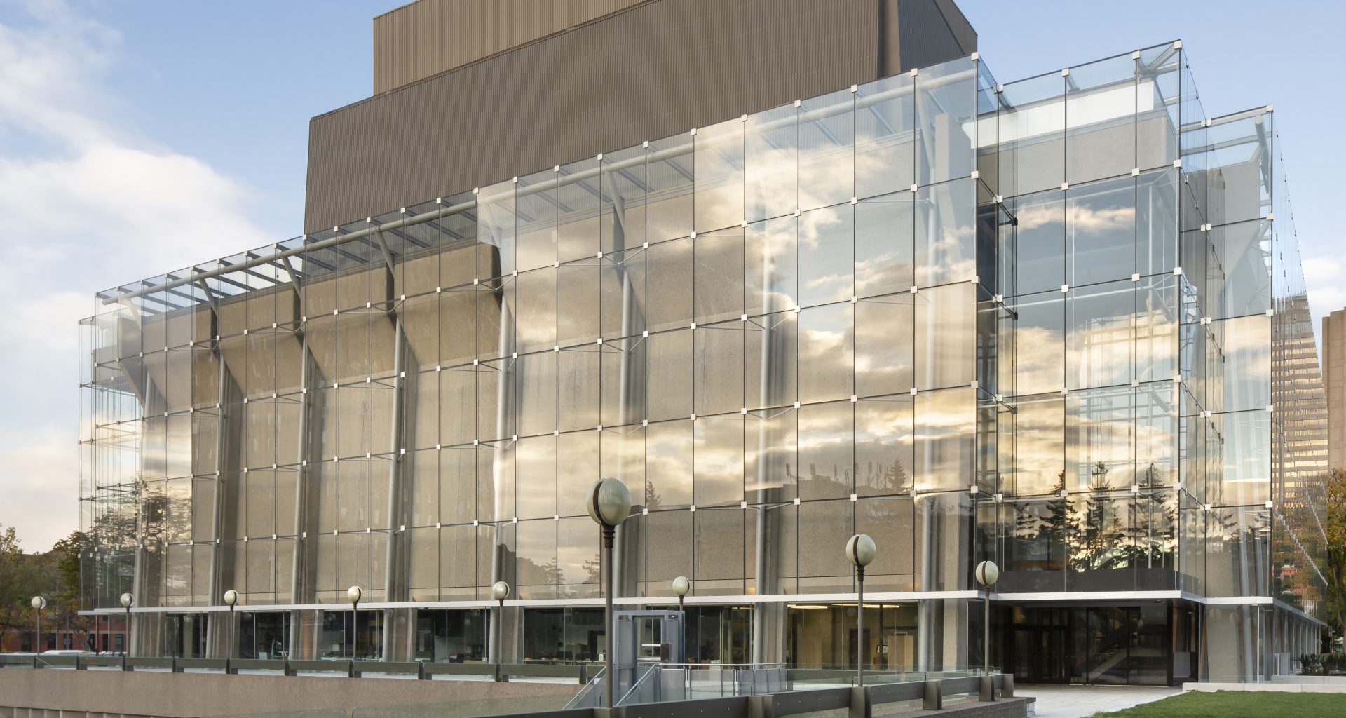 Grand Theatre Quebec-Lemay-Atelier-21-Architecture-Conservation-Credit StephaneGroleau-glass wall-outside