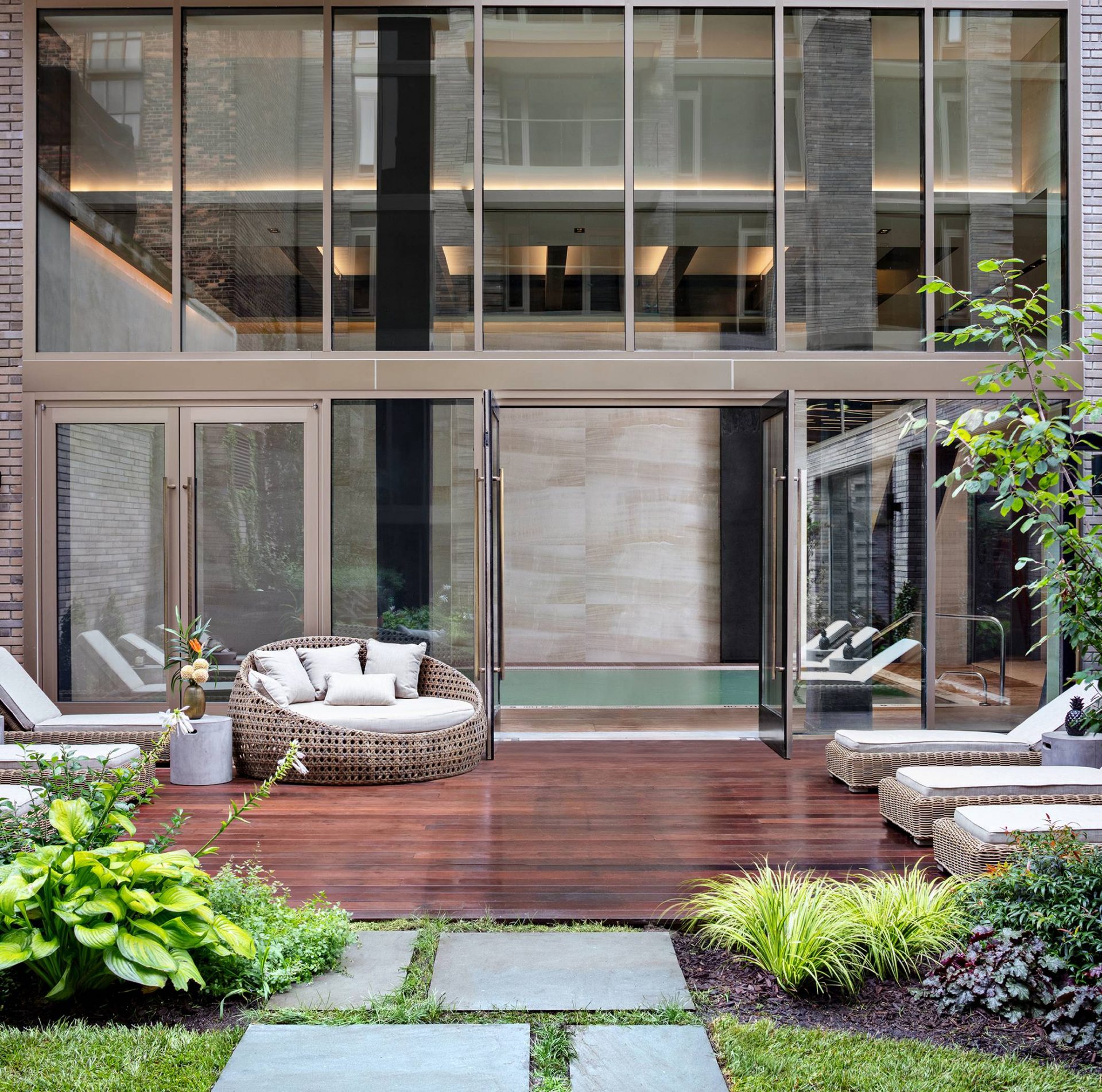 charliewest-condos-newyork-lemayescobar-landscaped-courtyard