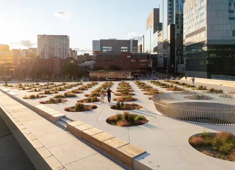 Discover the audio tour of Place des Montréalaises